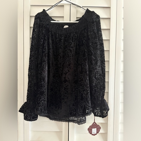 Knox Rose NWT Black Velvet Burnout Long Sleeve Ruffle Cuff Top Size Medium - Picture 2 of 11